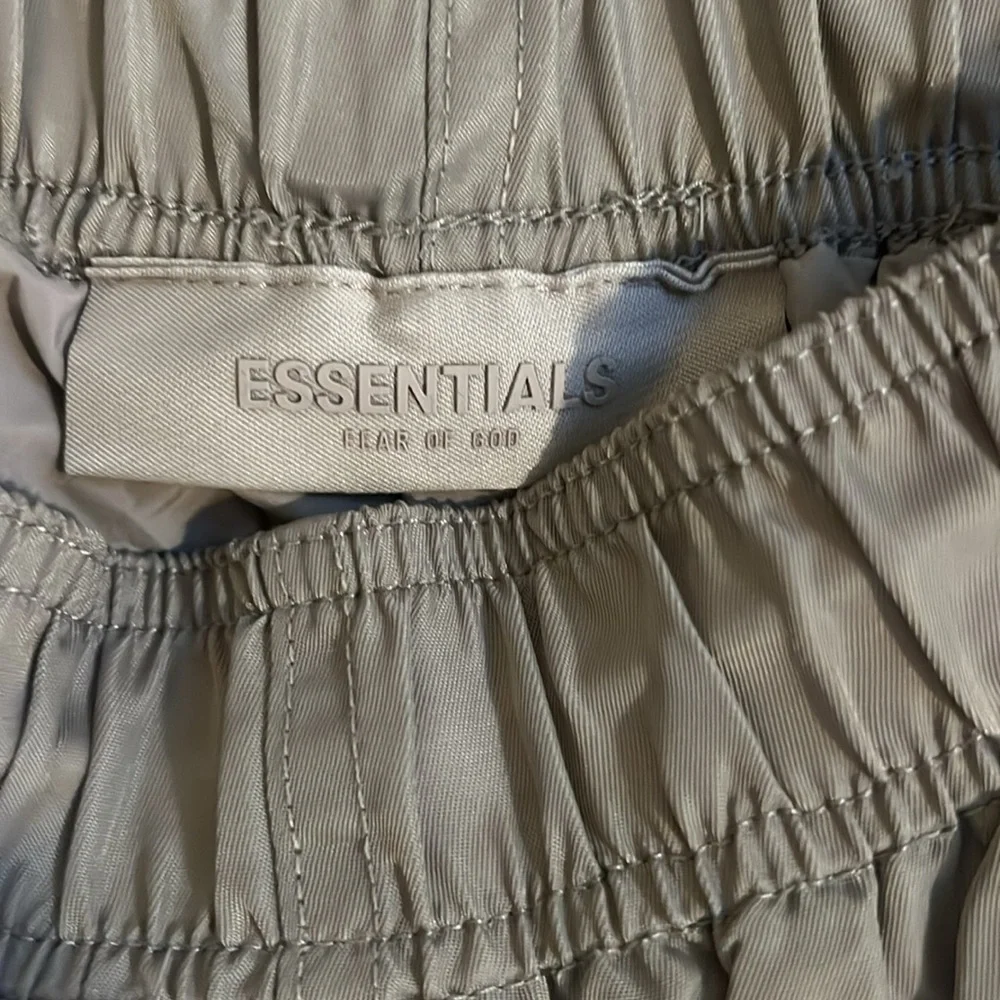 Essentials Shorts - Picture 3 of 3